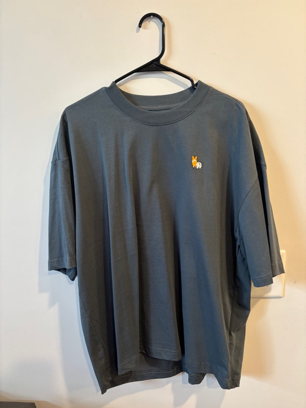 Men's Short-Sleeve Embroidered Logo Tee - Charcoal Gray
